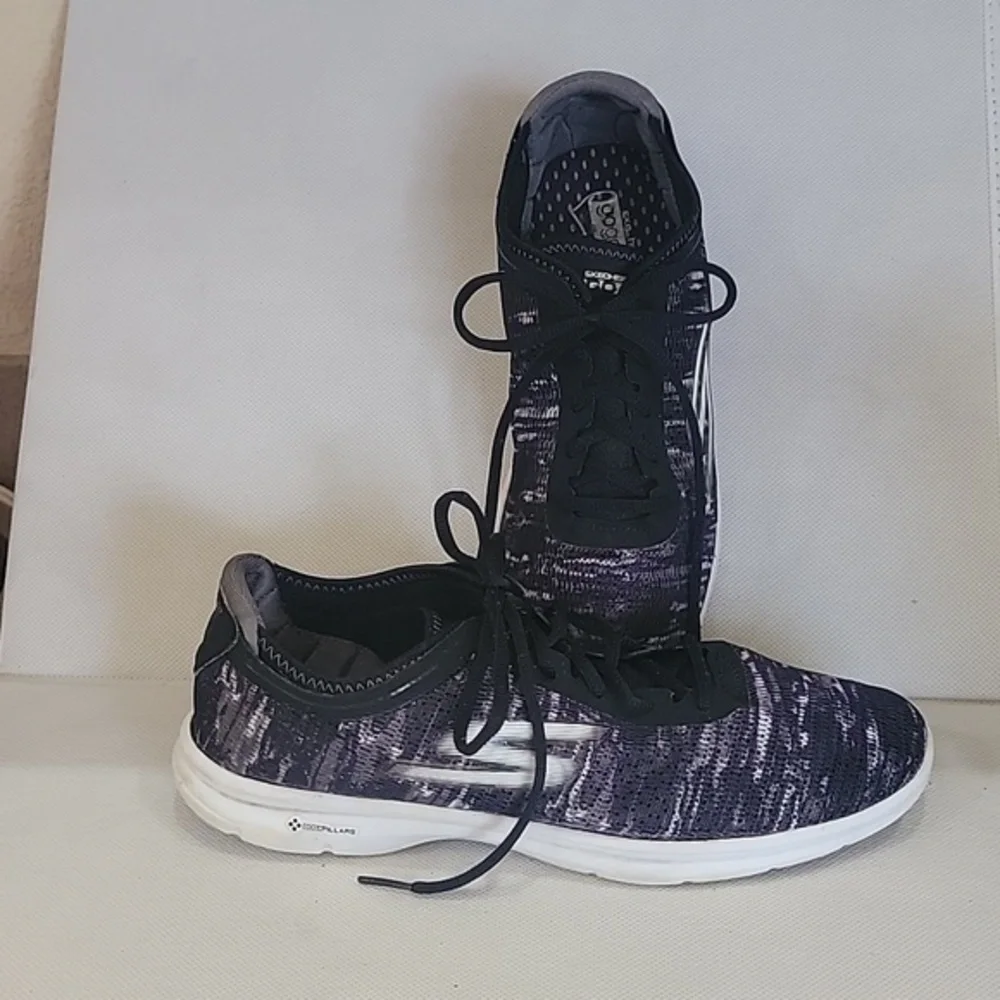 SKECHERS GO STEP GOGA MAT BLACK SNEAKERS (sz‎ 10)